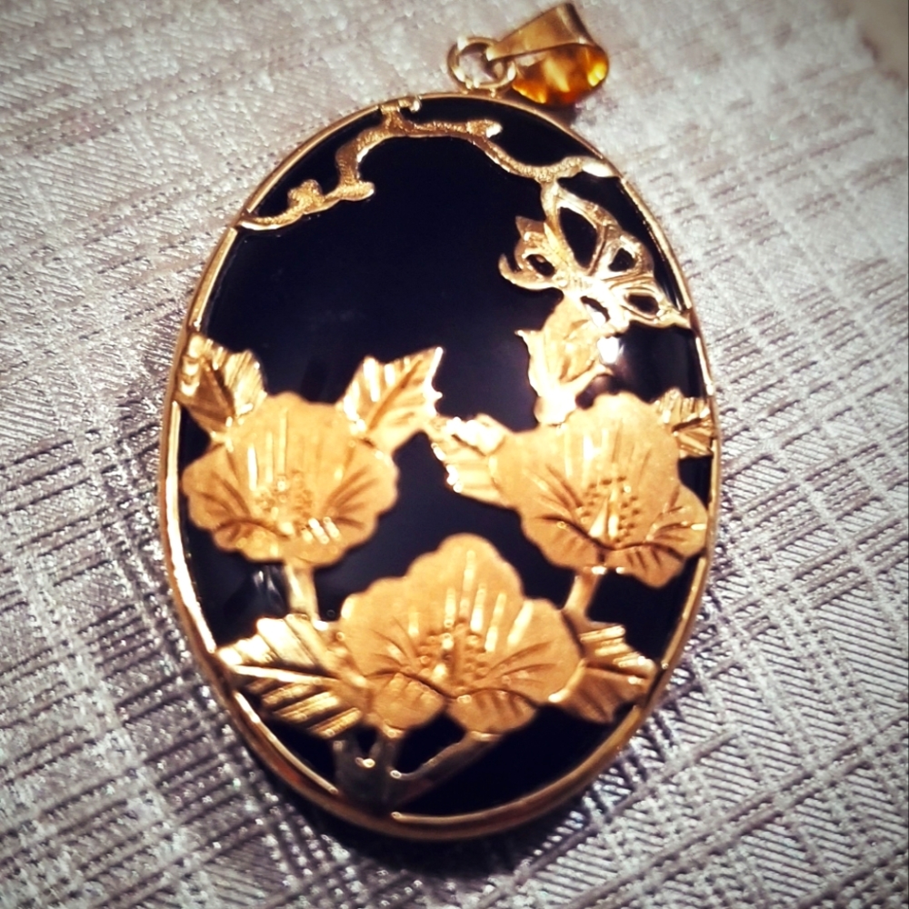 Vintage 14K Gold & Onyx pendant!